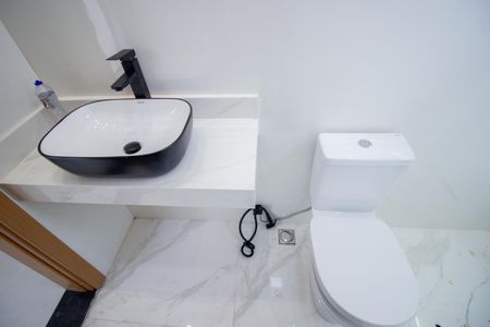 Casa à venda com 160m², 3 quartos e 2 vagas Casa à venda com 160m², 3 quartos e 2 vagasBanheiro Social