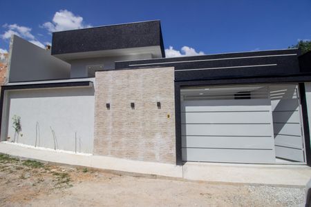Casa à venda com 160m², 3 quartos e 2 vagas Casa à venda com 160m², 3 quartos e 2 vagasFachada