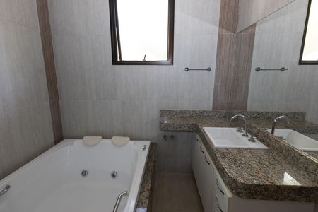 Casa de condomínio para alugar com 322m², 4 quartos e 2 vagas Casa de condomínio para alugar com 322m², 4 quartos e 2 vagasBanheiro da Suíte 1