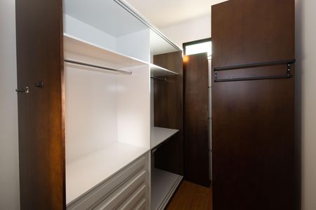 Casa de condomínio para alugar com 322m², 4 quartos e 2 vagas Casa de condomínio para alugar com 322m², 4 quartos e 2 vagasCloset da Suíte 1