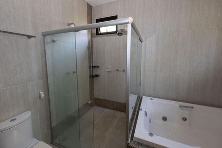 Casa de condomínio para alugar com 322m², 4 quartos e 2 vagas Casa de condomínio para alugar com 322m², 4 quartos e 2 vagasBanheiro da Suíte 1
