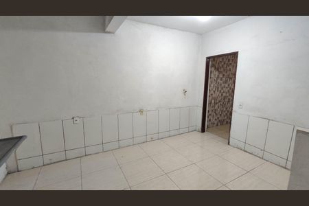 Sala e cozinha de casa para alugar com 2 quartos, 22m² em Jardim Nova Poa, Poá