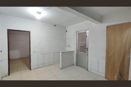 Sala e cozinha de casa para alugar com 2 quartos, 22m² em Jardim Nova Poa, Poá