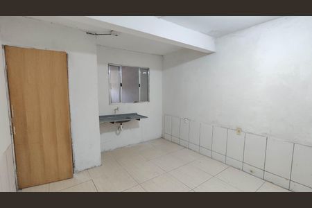 Sala e cozinha de casa para alugar com 2 quartos, 22m² em Jardim Nova Poa, Poá