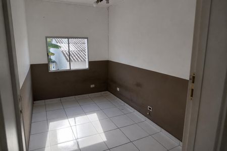 Sala com paredes pintadas de branco e marrom, com uma janela e um chão de porcelanato. de casa à venda com 4 quartos, 140m² em Jabaquara, São Paulo