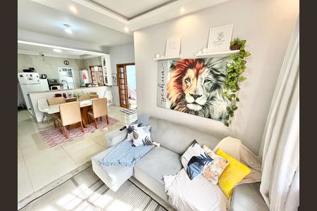 Casa à venda com 180m², 4 quartos e 2 vagas Casa à venda com 180m², 4 quartos e 2 vagasSala/Cozinha