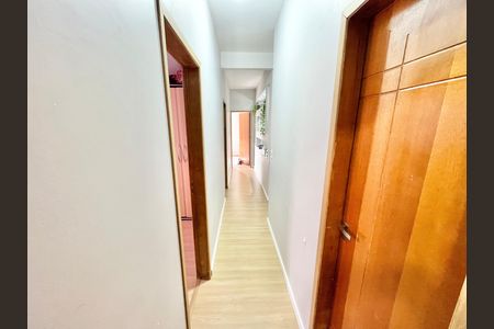 Casa à venda com 180m², 4 quartos e 2 vagas Casa à venda com 180m², 4 quartos e 2 vagasCorredor