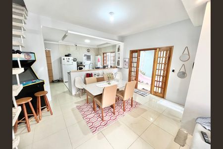 Casa à venda com 180m², 4 quartos e 2 vagas Casa à venda com 180m², 4 quartos e 2 vagasSala/Cozinha