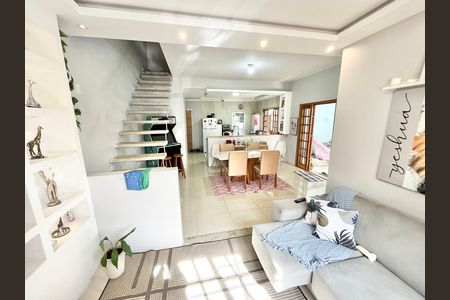 Casa à venda com 180m², 4 quartos e 2 vagas Casa à venda com 180m², 4 quartos e 2 vagasSala/Cozinha