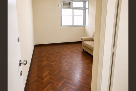 Sala com piso de madeira e sofá, iluminada por janela grande e com ar condicionado. de apartamento à venda com 2 quartos, 66m² em Tijuca, Rio de Janeiro