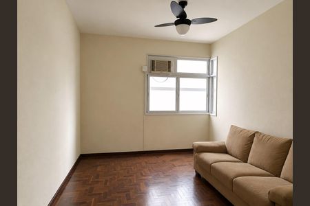 Sala com móveis simples e iluminação natural, com piso de madeira e parede branca. de apartamento à venda com 2 quartos, 66m² em Tijuca, Rio de Janeiro