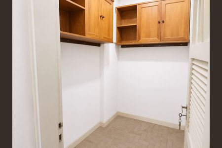 Banheiro com armários e piso de porcelanato. de apartamento à venda com 2 quartos, 66m² em Tijuca, Rio de Janeiro