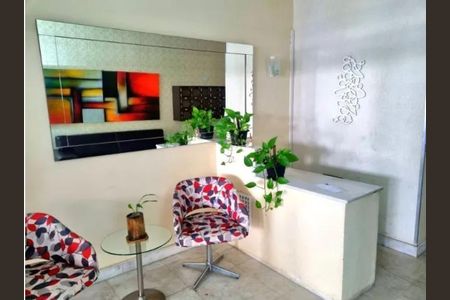 Sala de espera com duas cadeiras e uma mesa, com uma pintura moderna na parede e plantas decorativas. de apartamento à venda com 2 quartos, 66m² em Tijuca, Rio de Janeiro