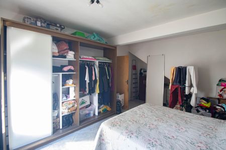 Casa à venda com 250m², 6 quartos e 4 vagas Casa à venda com 250m², 6 quartos e 4 vagasQuarto 1