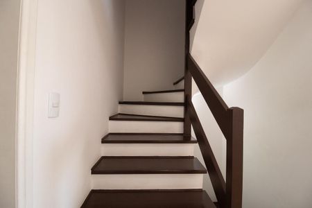 Casa para alugar com 178m², 3 quartos e 2 vagas Casa para alugar com 178m², 3 quartos e 2 vagasEscada