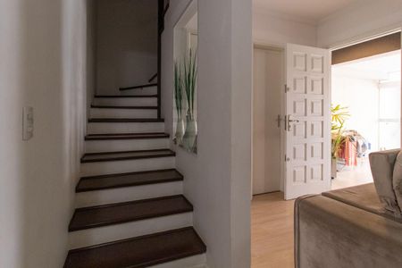 Casa para alugar com 178m², 3 quartos e 2 vagas Casa para alugar com 178m², 3 quartos e 2 vagasEscada