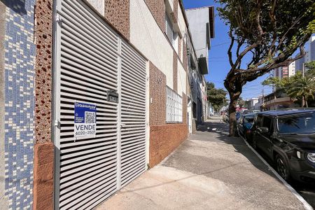 Casa à venda com 120m², 3 quartos e 2 vagasFachada + plaquinha
