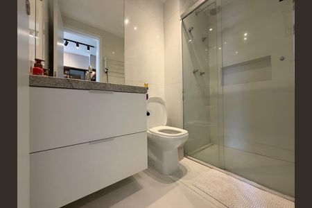 Banheiro de kitnet/studio para alugar com 1 quarto, 26m² em Santo Amaro, São Paulo