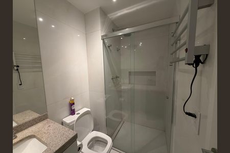 Banheiro de kitnet/studio para alugar com 1 quarto, 26m² em Santo Amaro, São Paulo