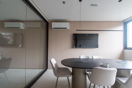 Studio para alugar com 28m², 1 quarto e sem vaga Studio para alugar com 28m², 1 quarto e sem vagaSala de reunião