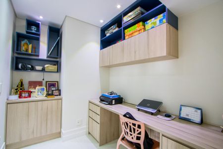 Apartamento à venda com 192m², 3 quartos e 3 vagas Apartamento à venda com 192m², 3 quartos e 3 vagasEscritório