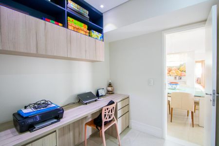 Apartamento à venda com 192m², 3 quartos e 3 vagas Apartamento à venda com 192m², 3 quartos e 3 vagasEscritório