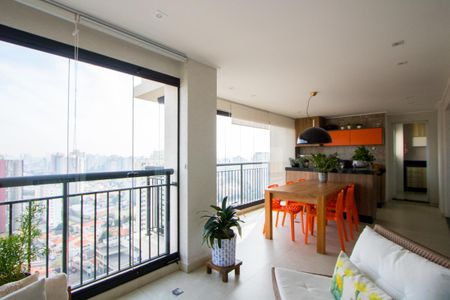 Apartamento à venda com 192m², 3 quartos e 3 vagas Apartamento à venda com 192m², 3 quartos e 3 vagasVaranda gourmet