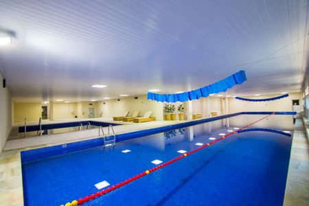 Apartamento à venda com 192m², 3 quartos e 3 vagas Apartamento à venda com 192m², 3 quartos e 3 vagasÁrea comum - Piscina coberta