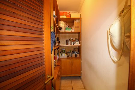 Casa à venda com 390m², 4 quartos e 4 vagas Casa à venda com 390m², 4 quartos e 4 vagasDespensa