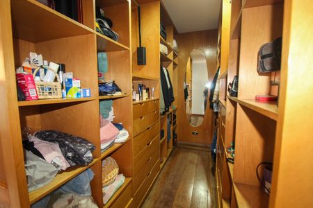 Casa à venda com 390m², 4 quartos e 4 vagas Casa à venda com 390m², 4 quartos e 4 vagasCloset do quarto 3