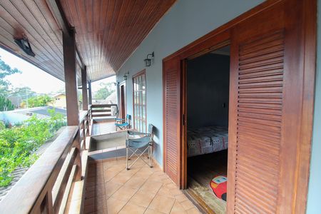 Casa à venda com 390m², 4 quartos e 4 vagas Casa à venda com 390m², 4 quartos e 4 vagasVaranda