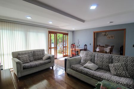 Casa à venda com 390m², 4 quartos e 4 vagas Casa à venda com 390m², 4 quartos e 4 vagasSala