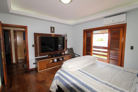 Casa à venda com 390m², 4 quartos e 4 vagas Casa à venda com 390m², 4 quartos e 4 vagasQuarto 3