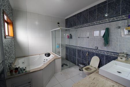 Casa à venda com 390m², 4 quartos e 4 vagas Casa à venda com 390m², 4 quartos e 4 vagasBanheiro do Quarto 3
