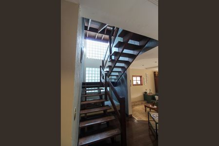 Casa à venda com 390m², 4 quartos e 4 vagas Casa à venda com 390m², 4 quartos e 4 vagasEscada