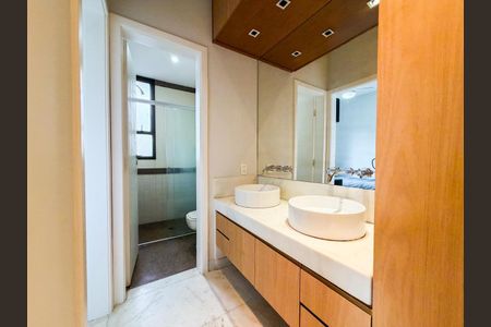 Apartamento para alugar com 130m², 3 quartos e 3 vagas Apartamento para alugar com 130m², 3 quartos e 3 vagasBanheiro