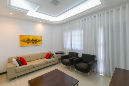 Casa para alugar com 4 quartos, 367m² em Álvaro Camargos, Belo Horizonte