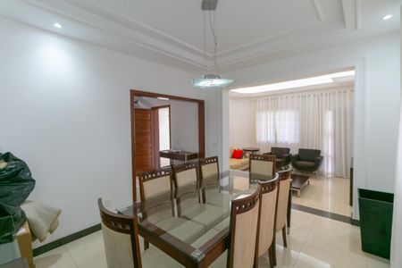 Casa para alugar com 4 quartos, 367m² em Álvaro Camargos, Belo Horizonte