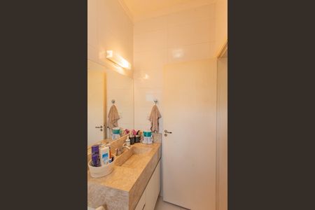 Casa de condomínio para alugar com 290m², 3 quartos e 4 vagas Casa de condomínio para alugar com 290m², 3 quartos e 4 vagasBanheiro da Suíte 3