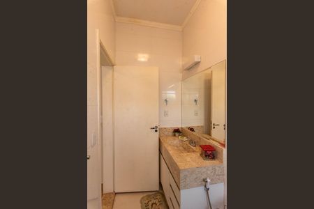 Casa de condomínio para alugar com 290m², 3 quartos e 4 vagas Casa de condomínio para alugar com 290m², 3 quartos e 4 vagasBanheiro da Suíte 2