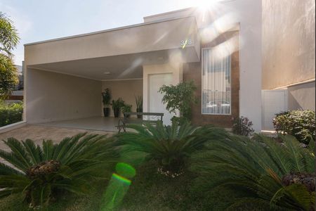 Casa de condomínio para alugar com 290m², 3 quartos e 4 vagas Casa de condomínio para alugar com 290m², 3 quartos e 4 vagasFachada