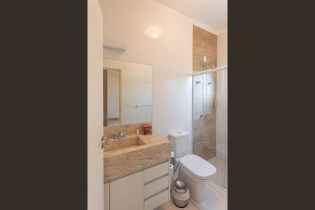 Casa de condomínio para alugar com 290m², 3 quartos e 4 vagas Casa de condomínio para alugar com 290m², 3 quartos e 4 vagasBanheiro da Suíte 2