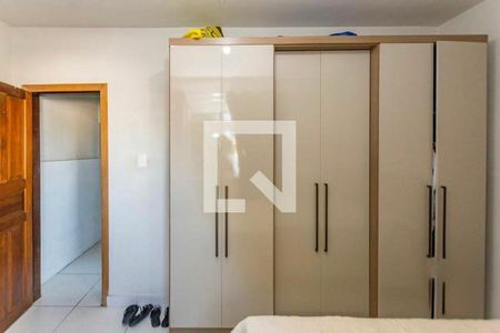 Casa à venda com 200m², 4 quartos e 5 vagas Casa à venda com 200m², 4 quartos e 5 vagasQuarto