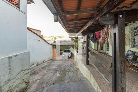 Casa à venda com 200m², 4 quartos e 5 vagas Casa à venda com 200m², 4 quartos e 5 vagasÁrea externa