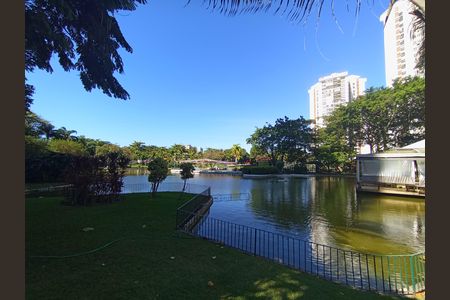 Apartamento à venda com 100m², 2 quartos e 1 vaga Apartamento à venda com 100m², 2 quartos e 1 vagaLago e restaurante