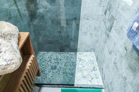 Banheiro de kitnet/studio para alugar com 1 quarto, 21m² em Botafogo, Rio de Janeiro