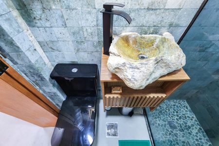 Banheiro de kitnet/studio para alugar com 1 quarto, 21m² em Botafogo, Rio de Janeiro