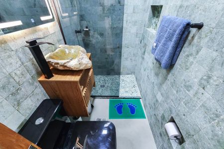 Banheiro de kitnet/studio para alugar com 1 quarto, 21m² em Botafogo, Rio de Janeiro