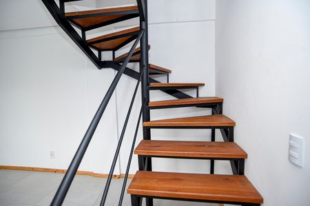 Apartamento para alugar com 68m², 2 quartos e 1 vaga Apartamento para alugar com 68m², 2 quartos e 1 vagaEscada