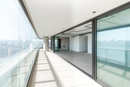 Apartamento à venda com 288m², 3 quartos e 4 vagas Apartamento à venda com 288m², 3 quartos e 4 vagasVaranda